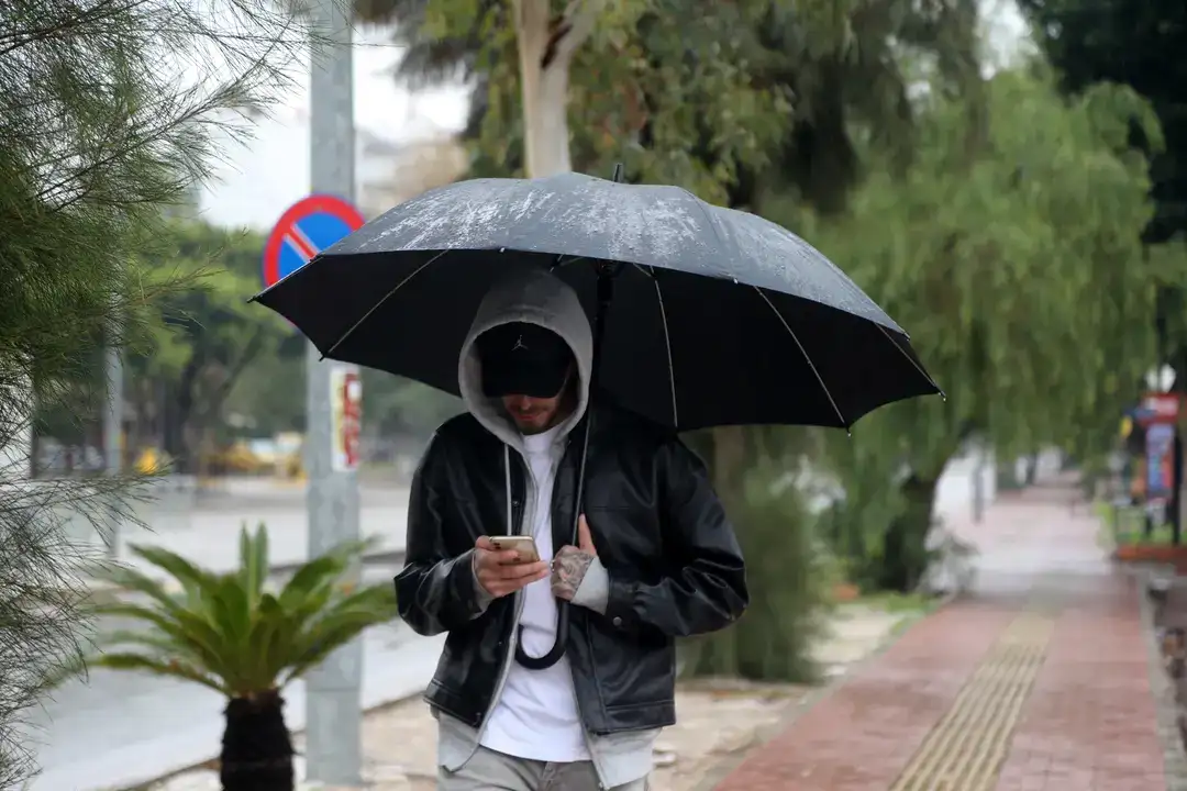 Antalya’da Yağış Etkili Oldu, Konyaaltı Sahili Boş Kaldı 4